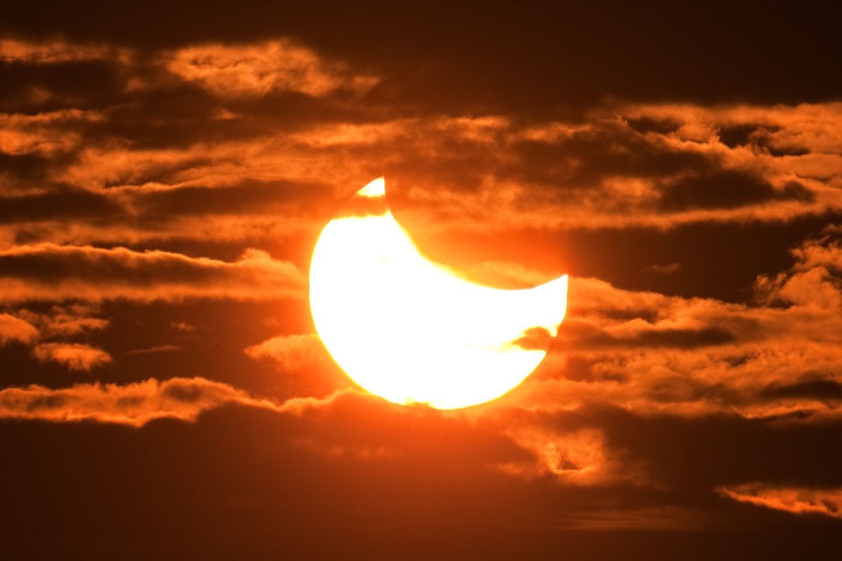 Hybrid Solar Eclipse