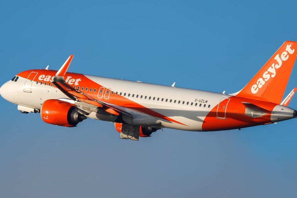 easyJet Flight EZY861 Declares Squawk 7700