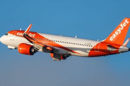 easyJet Flight EZY861 Declares Squawk 7700